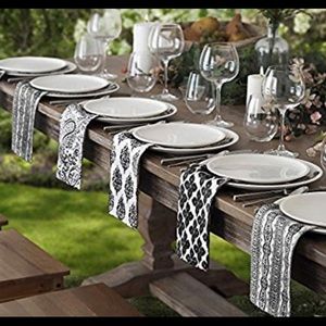 COPY - NWOT BLACK AND CREAM CLOTH NAPKINS